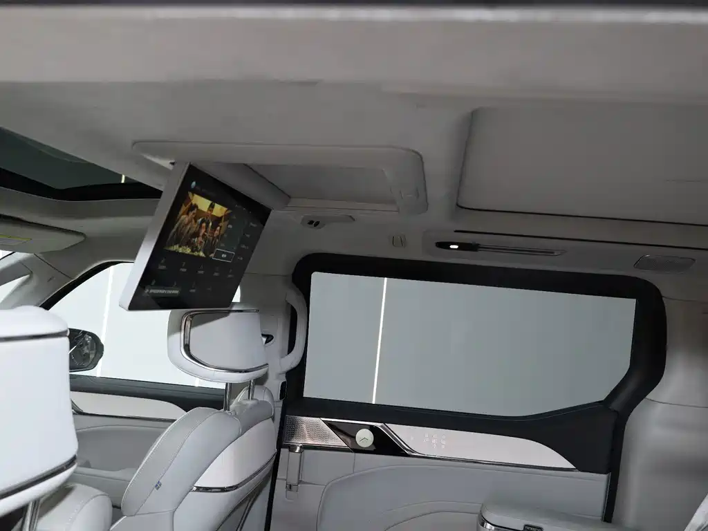 Volvo EM90 — миниатюра 13