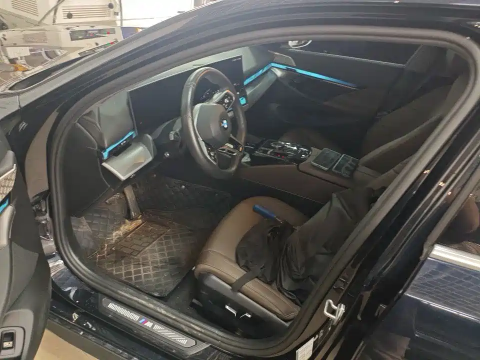 BMW 5 Series — миниатюра 4
