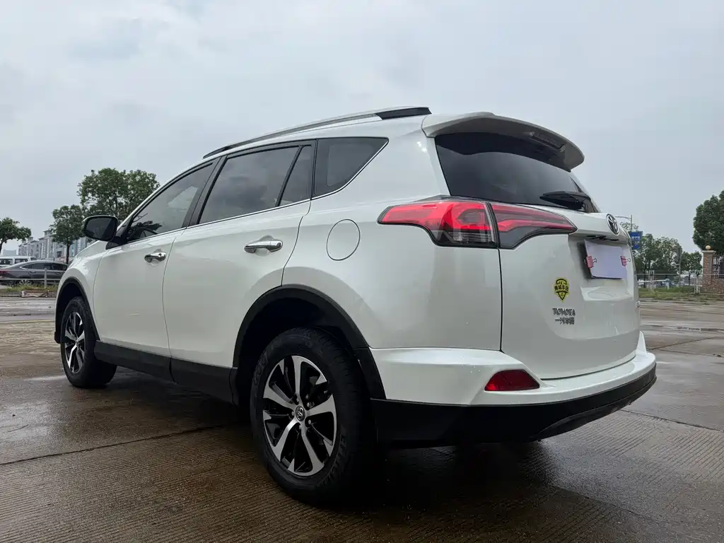 Toyota RAV4 — миниатюра 8