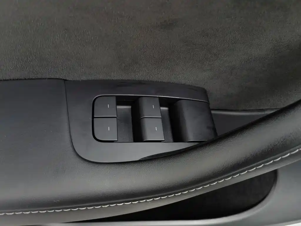 Tesla Model Y — миниатюра 9