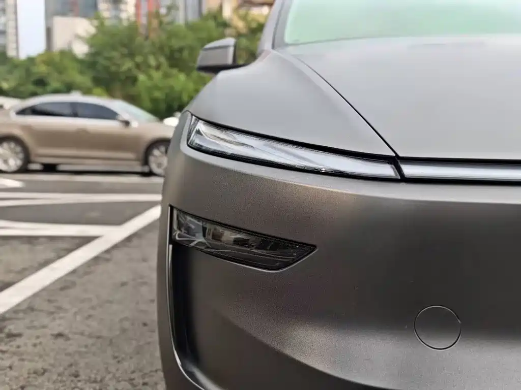 Tesla Model Y — миниатюра 8