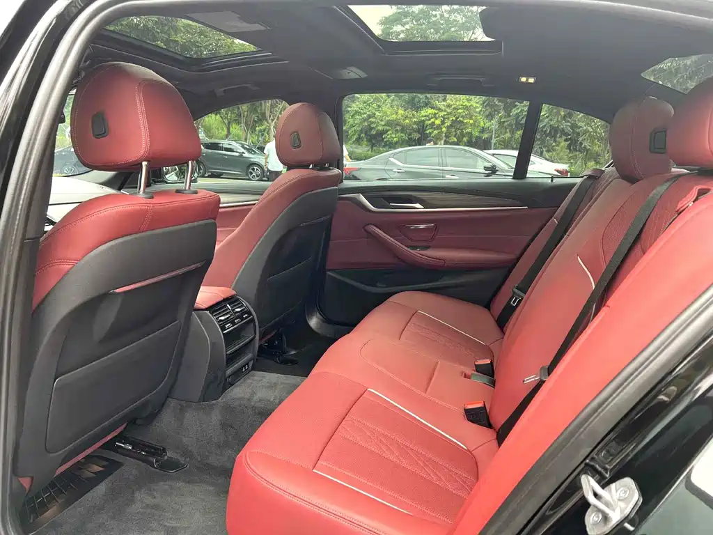 BMW 5 Series — миниатюра 13