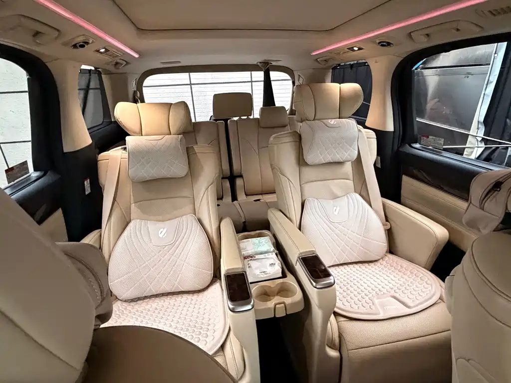 Toyota Alphard — миниатюра 3