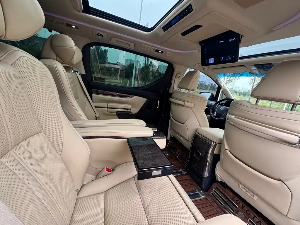 Toyota Alphard — миниатюра 11