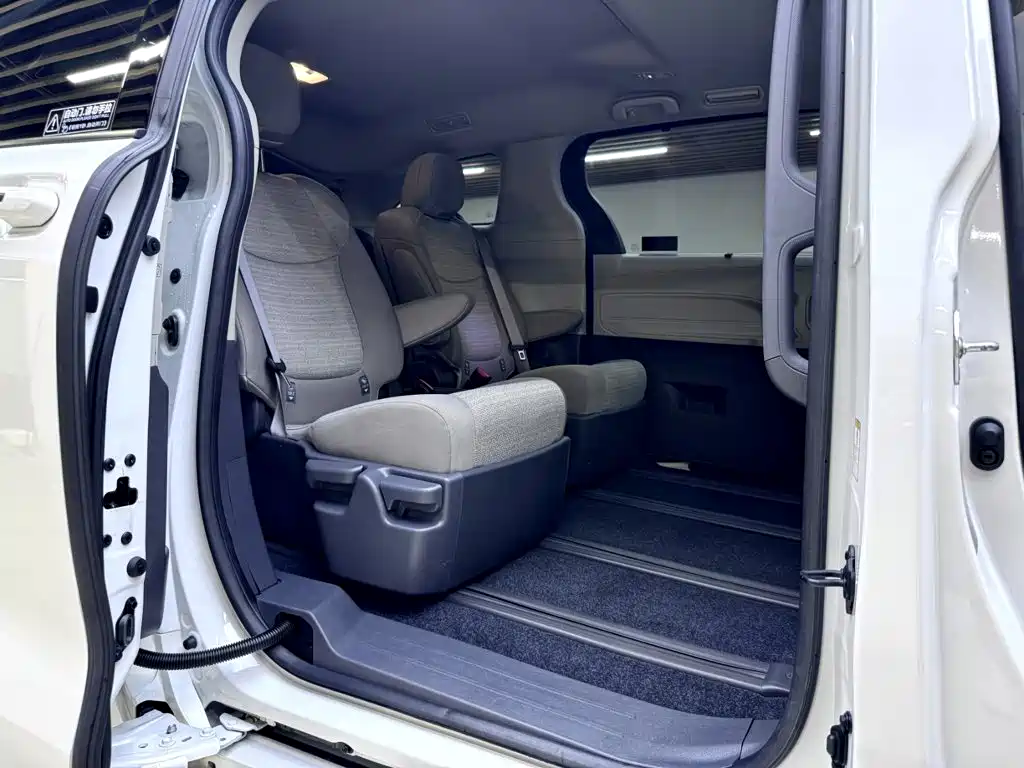 Toyota Sienna — миниатюра 12