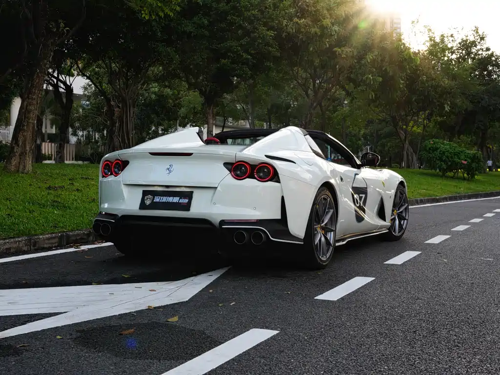FERRARI  812