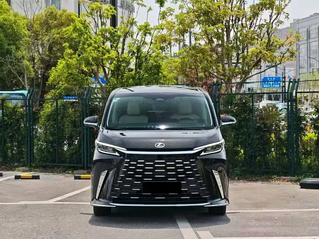 Lexus LM