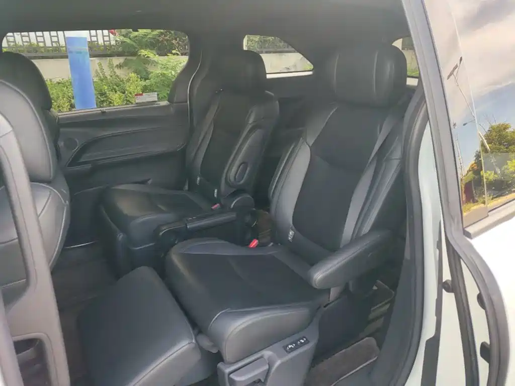 Toyota Sienna — миниатюра 13