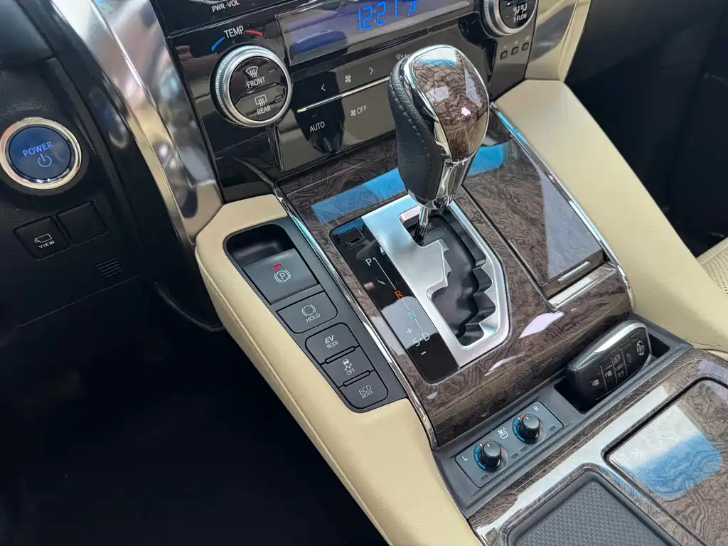 Toyota Alphard — миниатюра 15