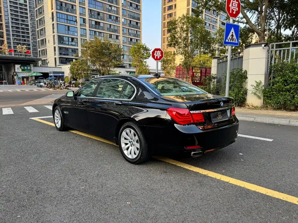BMW 7 Series — миниатюра 4