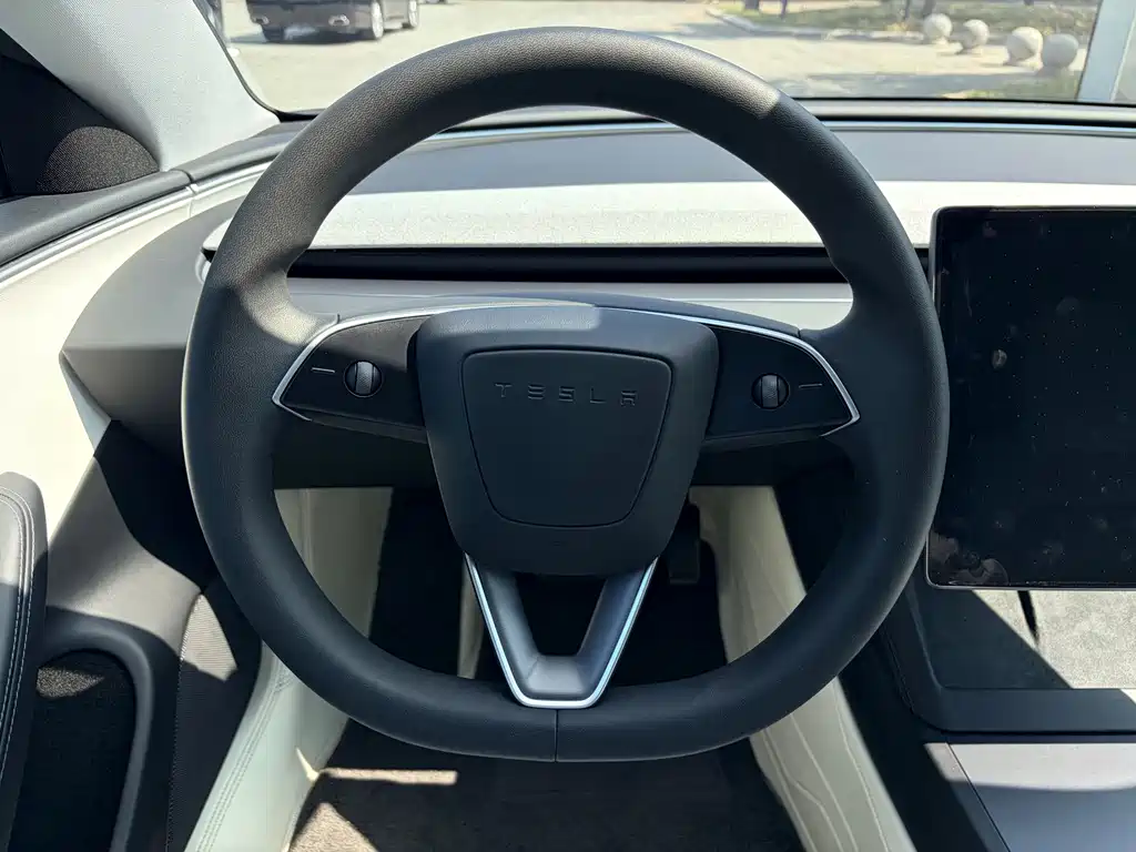 Tesla Model 3 — миниатюра 11
