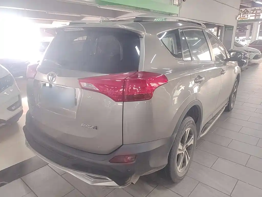 Toyota RAV4 — миниатюра 7