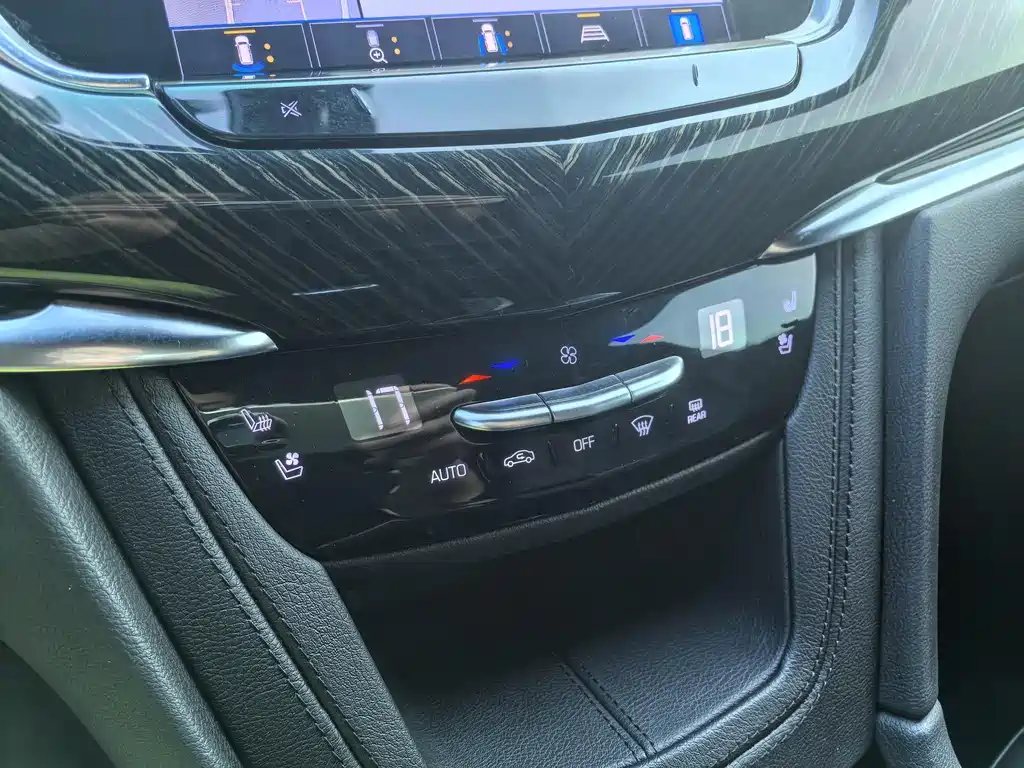 Cadillac XT6 2022 2.0T мест Luxury