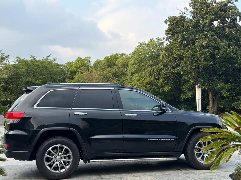 Jeep Grand Cherokee (Import) — миниатюра 8