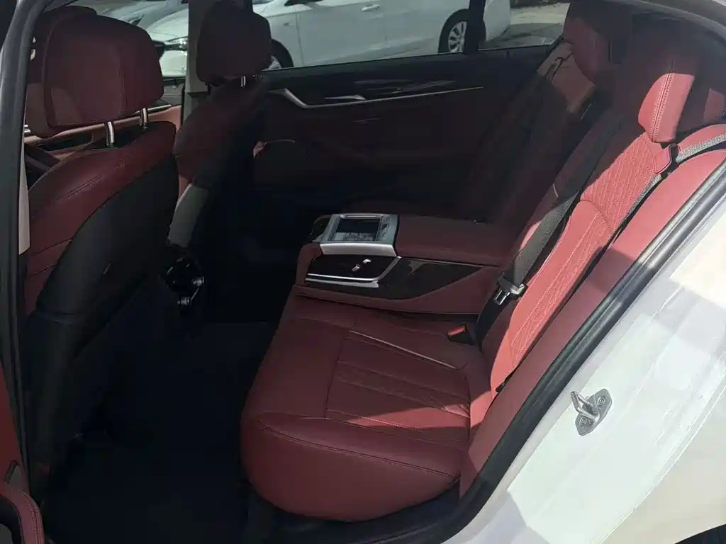 BMW 5 Series — миниатюра 8