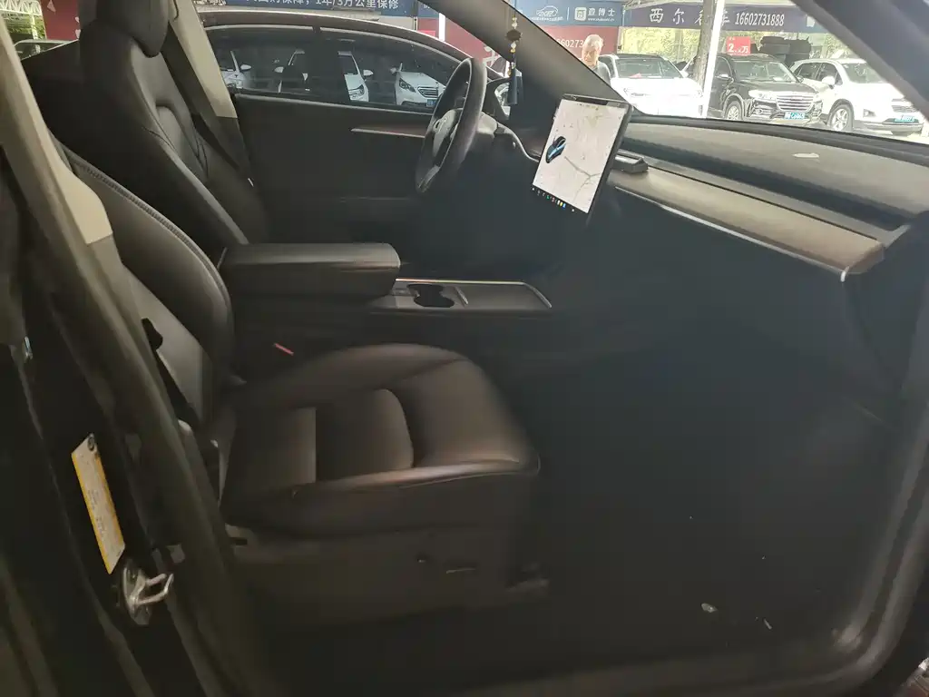 Tesla Model Y — миниатюра 4