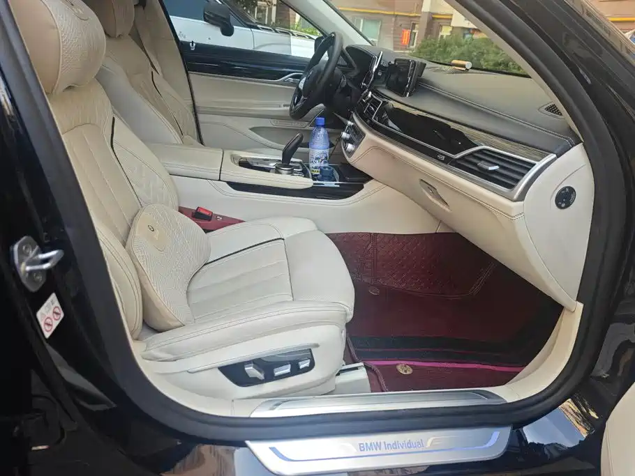 BMW 7 Series — миниатюра 8