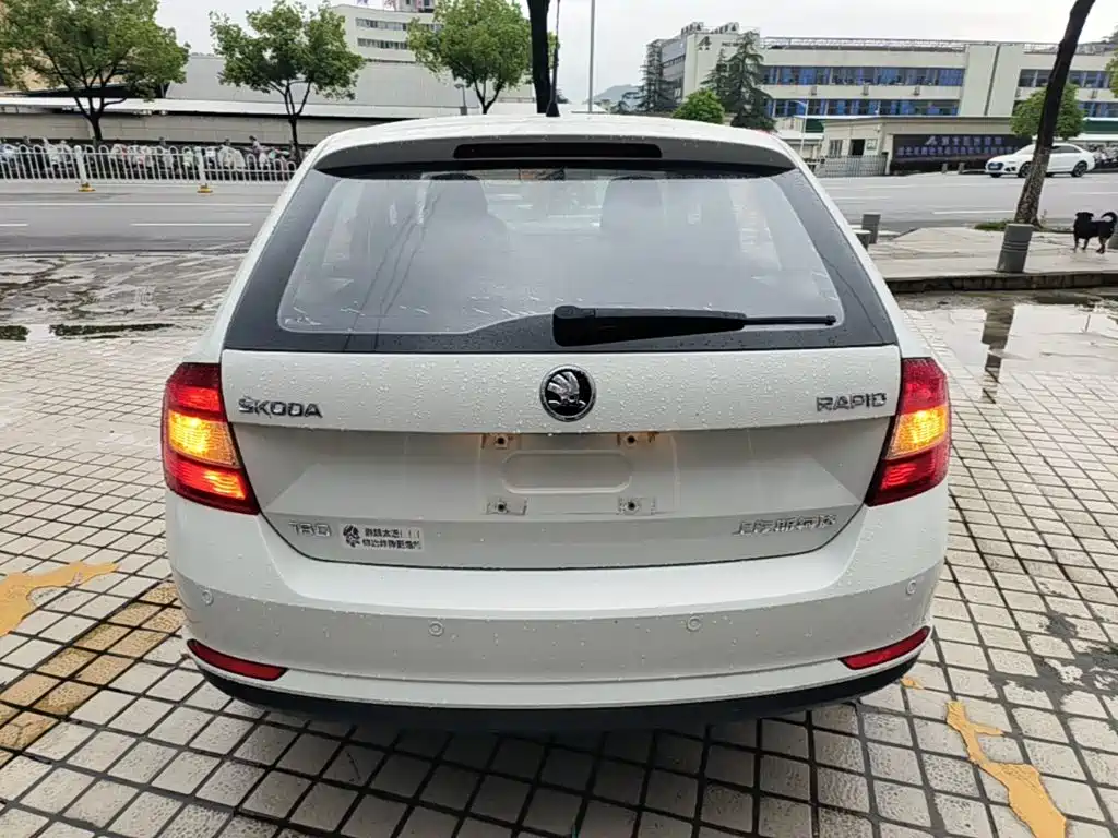 Skoda Rapid Spaceback — миниатюра 6