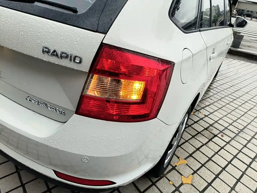 Skoda Rapid Spaceback — миниатюра 8