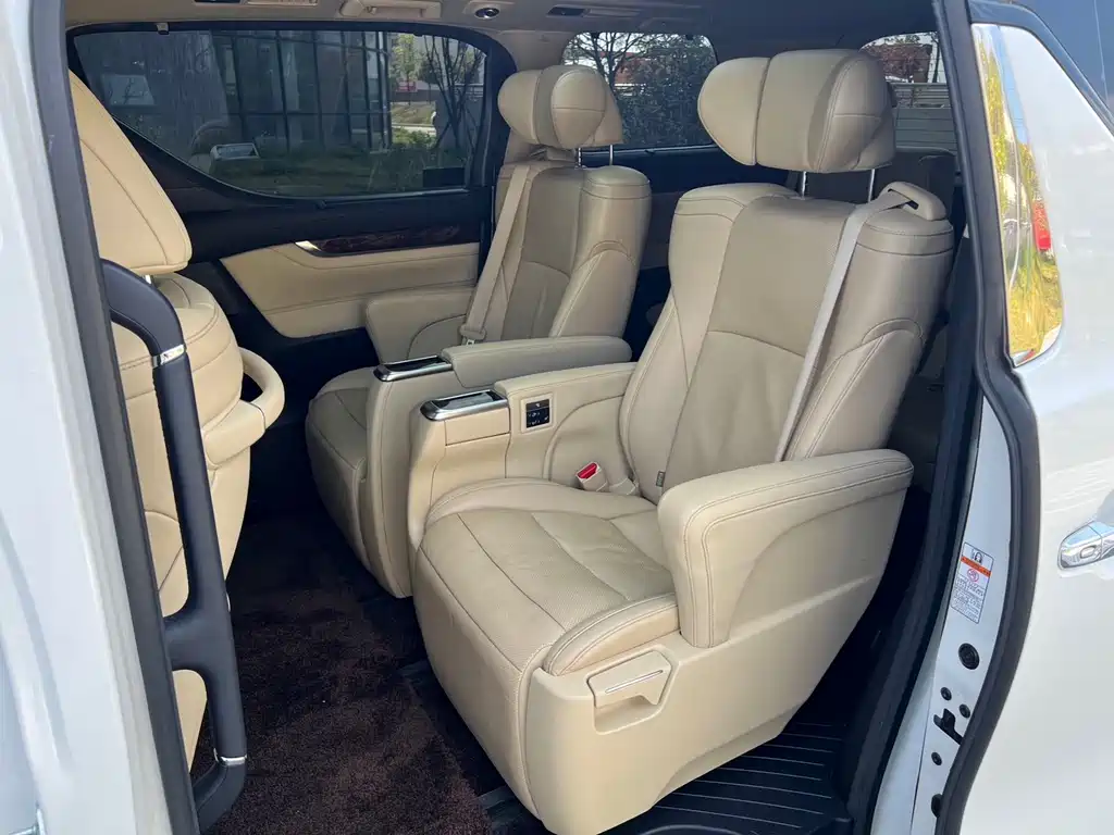 Toyota Alphard — миниатюра 9