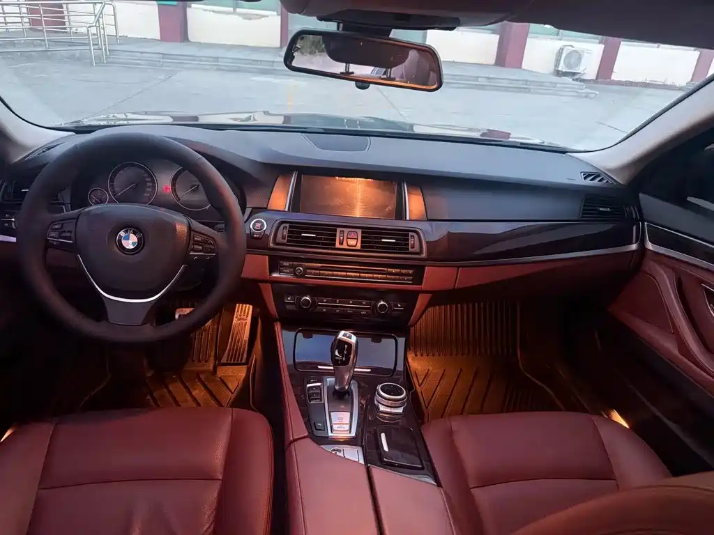 BMW 5 Series — миниатюра 8