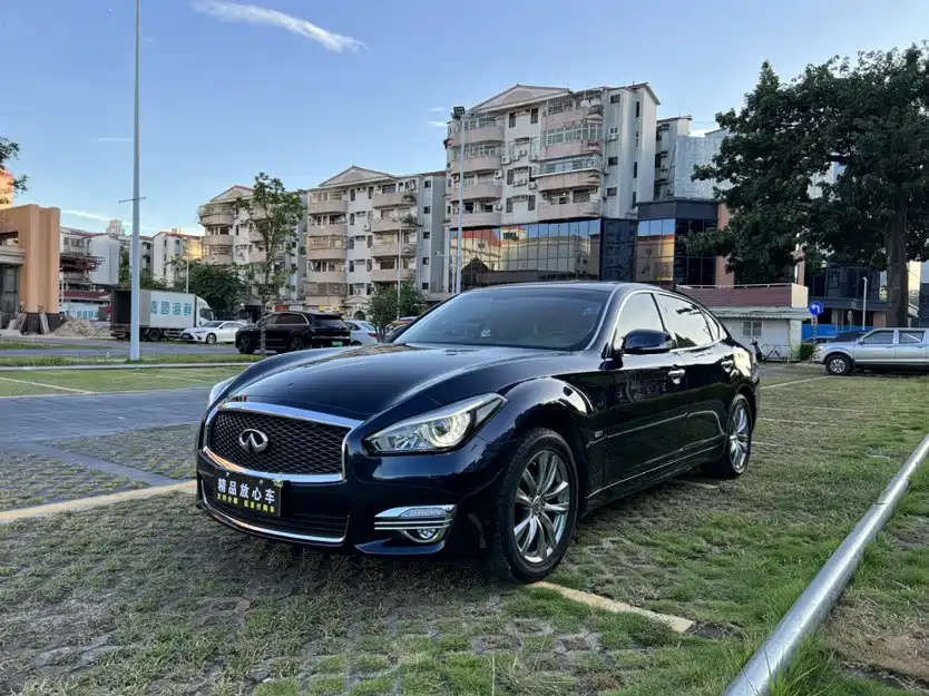 Infiniti Q70