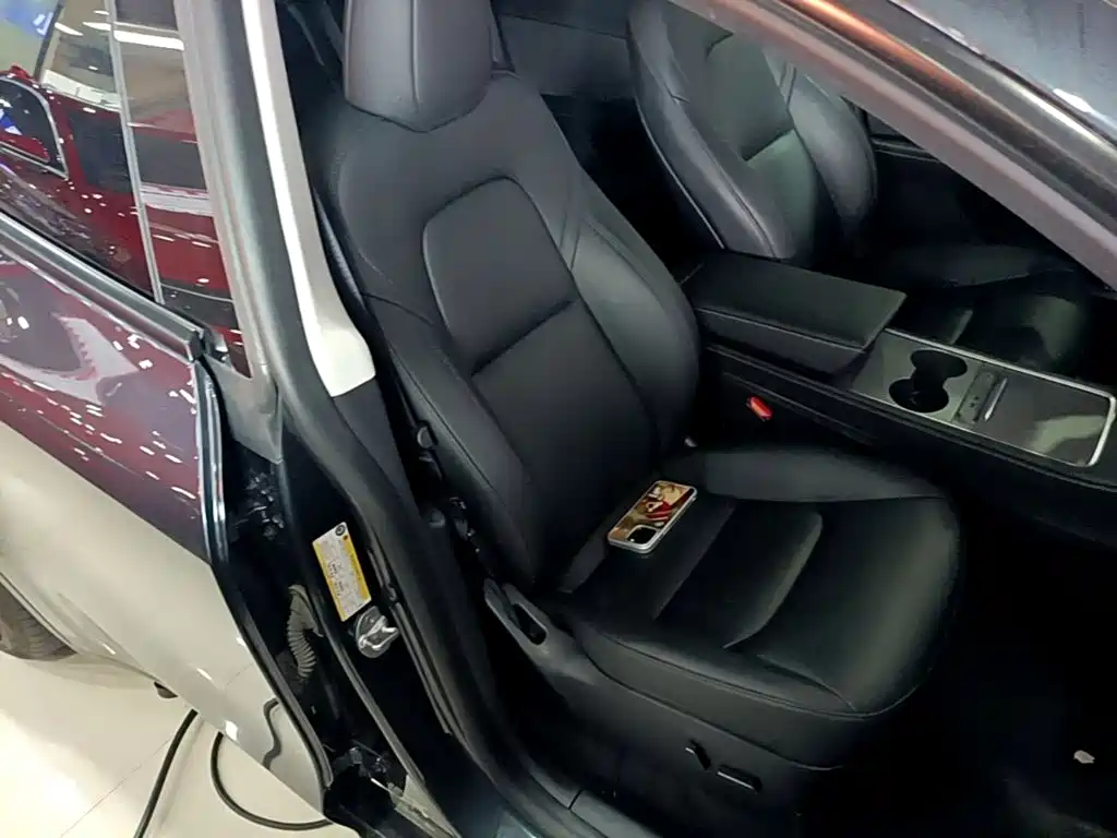 Tesla Model Y — миниатюра 25