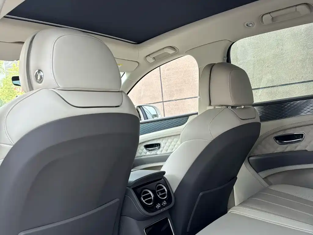 Bentley Bentayga PHEV — миниатюра 7
