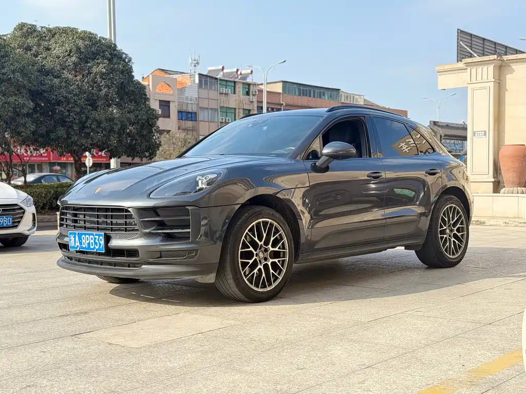 PORSCHE MACAN