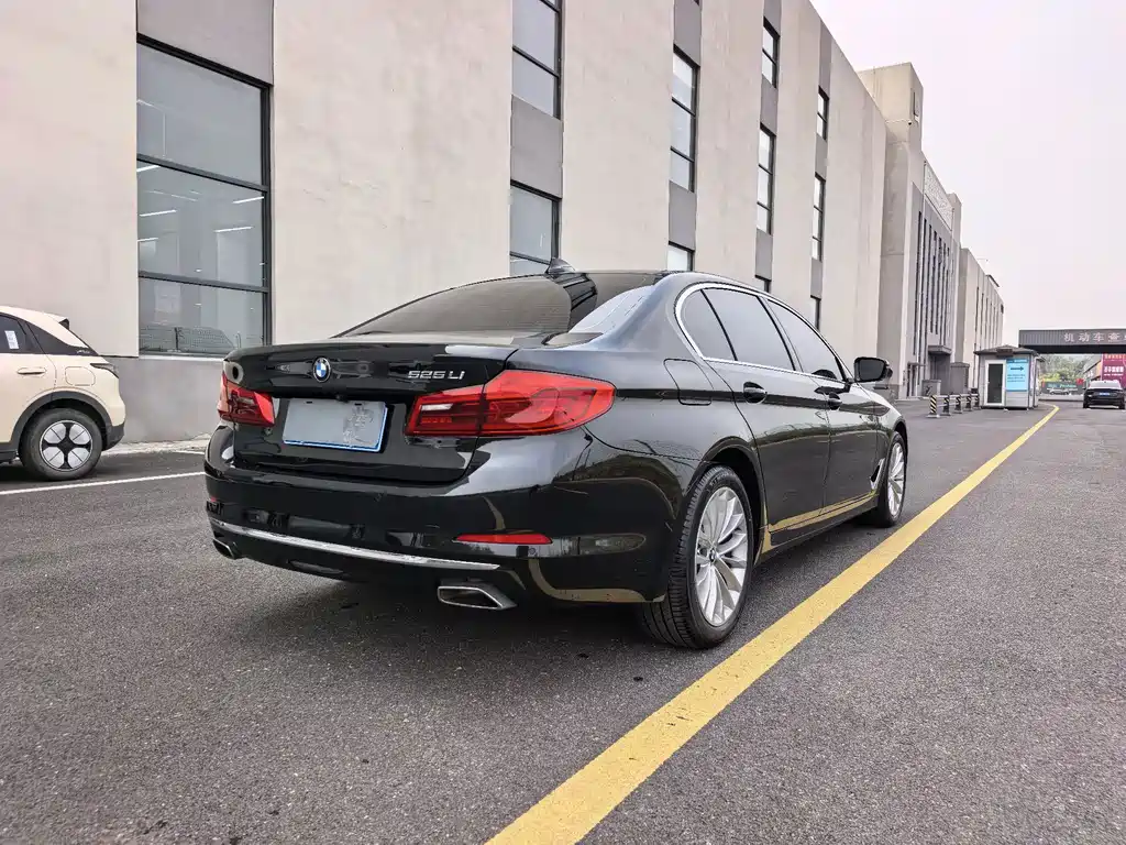 BMW 5 Series — миниатюра 8