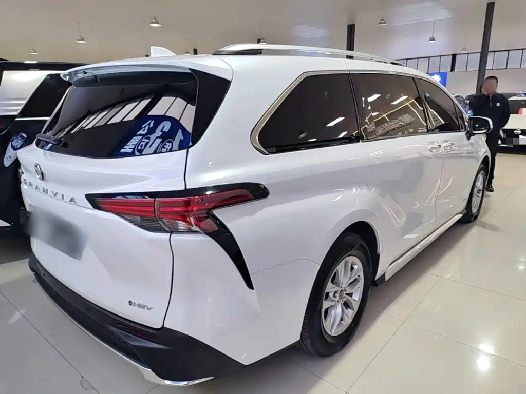 Toyota Granvia — миниатюра 7