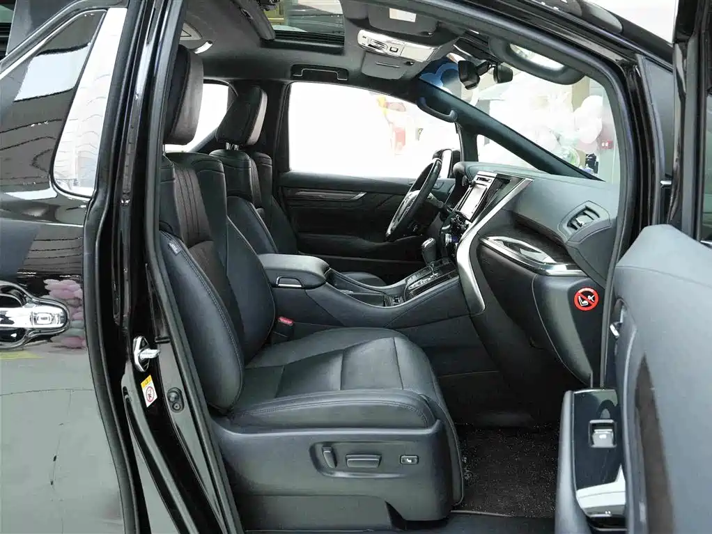 Toyota Alphard — миниатюра 12