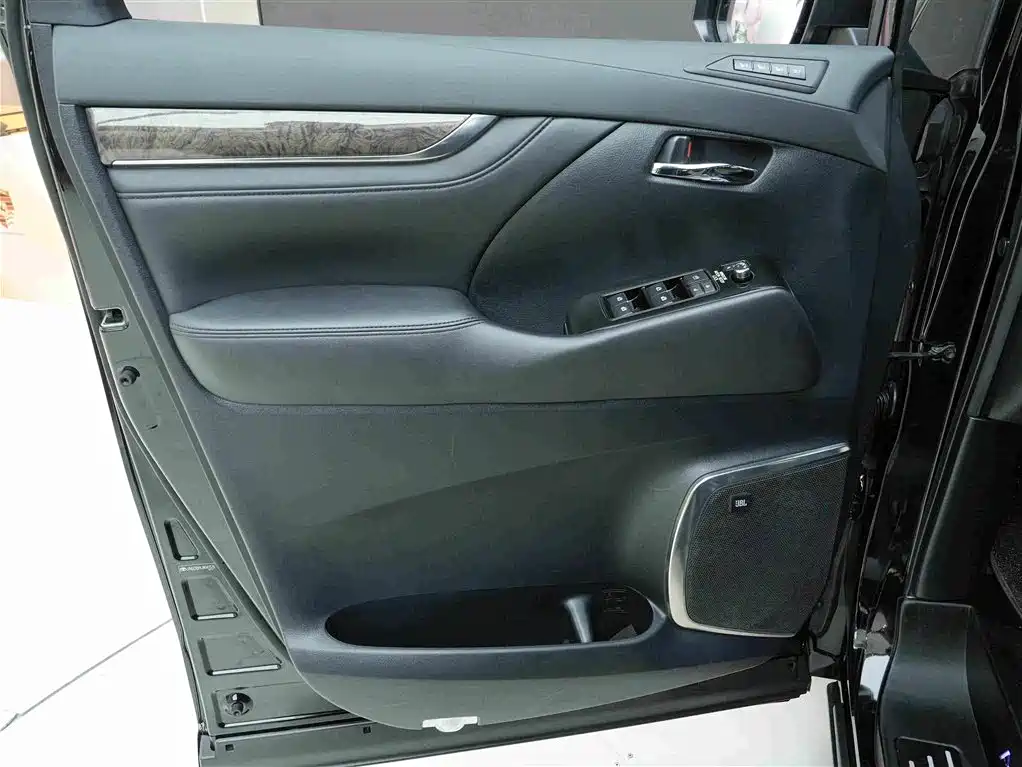 Toyota Alphard — миниатюра 16