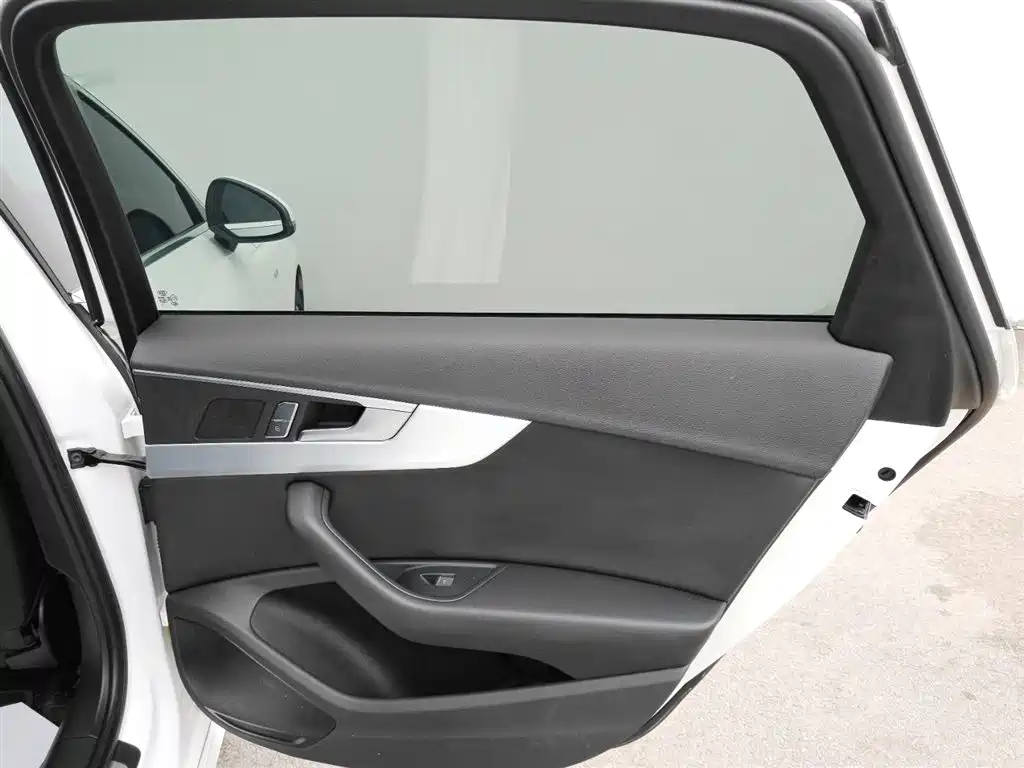 Audi A4L id 4622368 из Китая 7