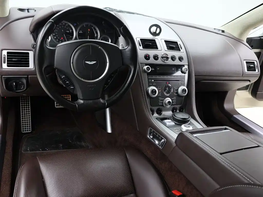 Aston Martin Rapide — миниатюра 8
