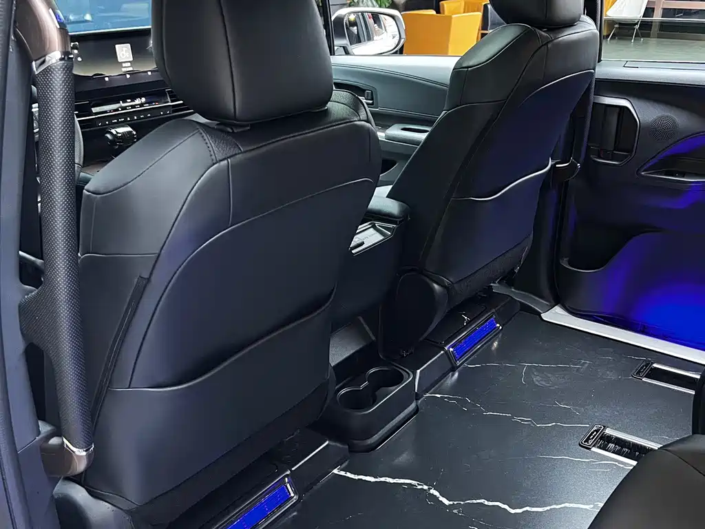 Toyota Granvia — миниатюра 10