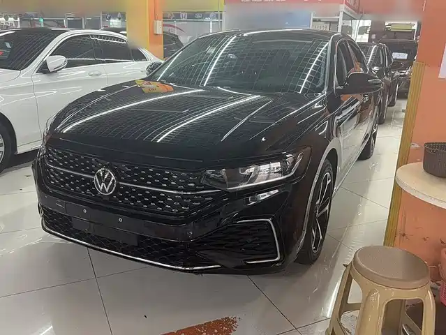 VOLKSWAGEN PASSAT 2024