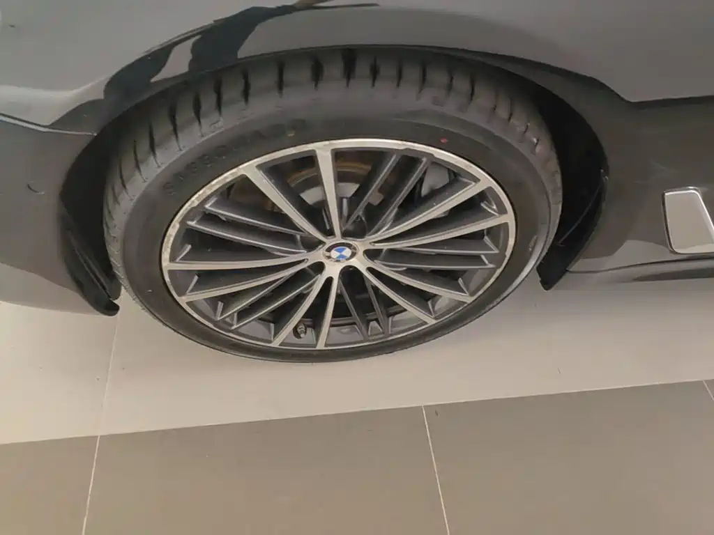 BMW 5 Series — миниатюра 23