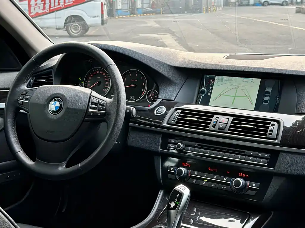 BMW 5 Series — миниатюра 8