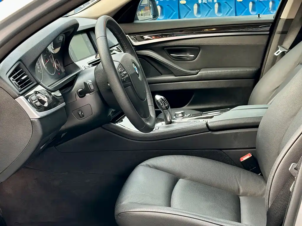 BMW 5 Series — миниатюра 7