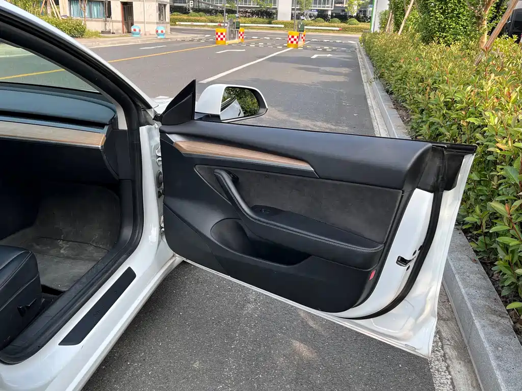 Tesla Model 3 — миниатюра 20