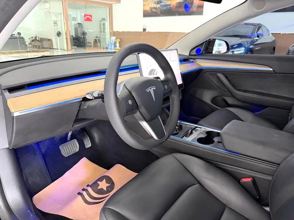 Tesla Model 3 — миниатюра 3
