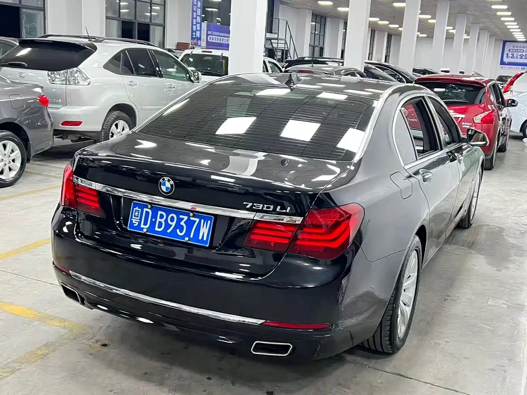 BMW 7 Series — миниатюра 6
