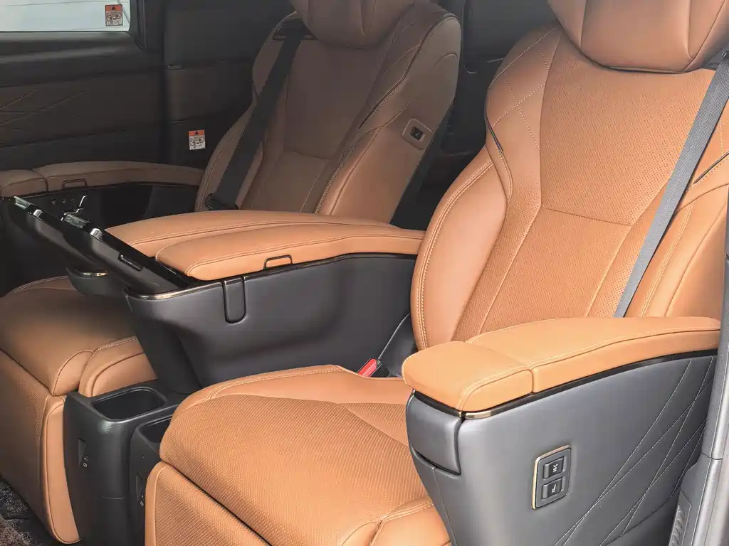 Toyota Vellfire — миниатюра 7