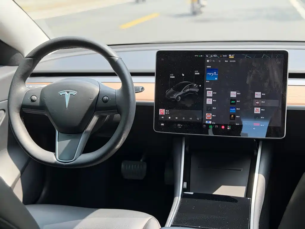 Tesla Model 3 — миниатюра 10