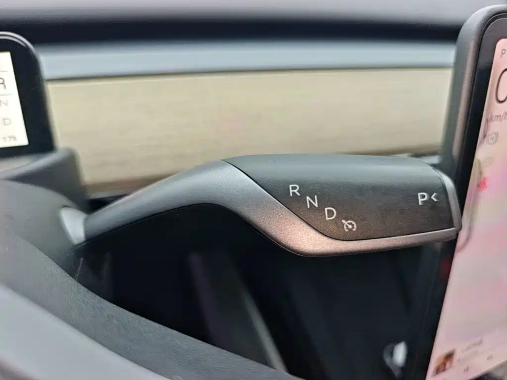 Tesla Model Y — миниатюра 14