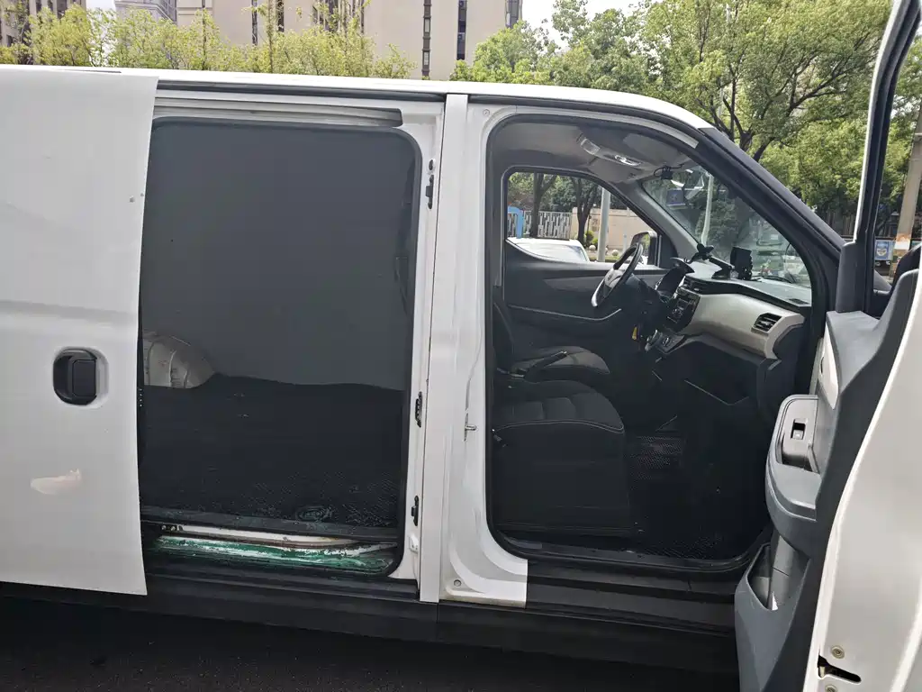 MAXUS EV30 — миниатюра 7