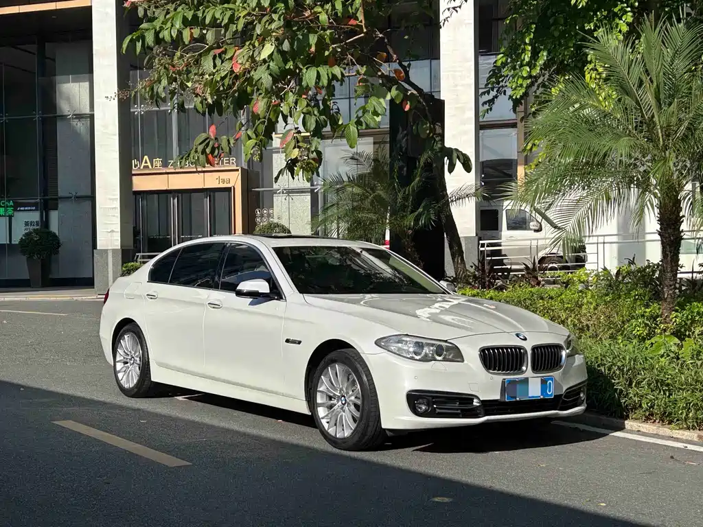 BMW 5 Series — миниатюра 11