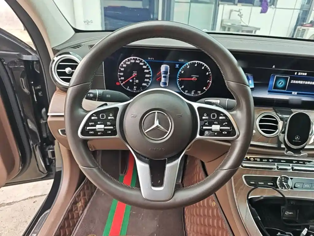 Mercedes-Benz E-Class — миниатюра 11