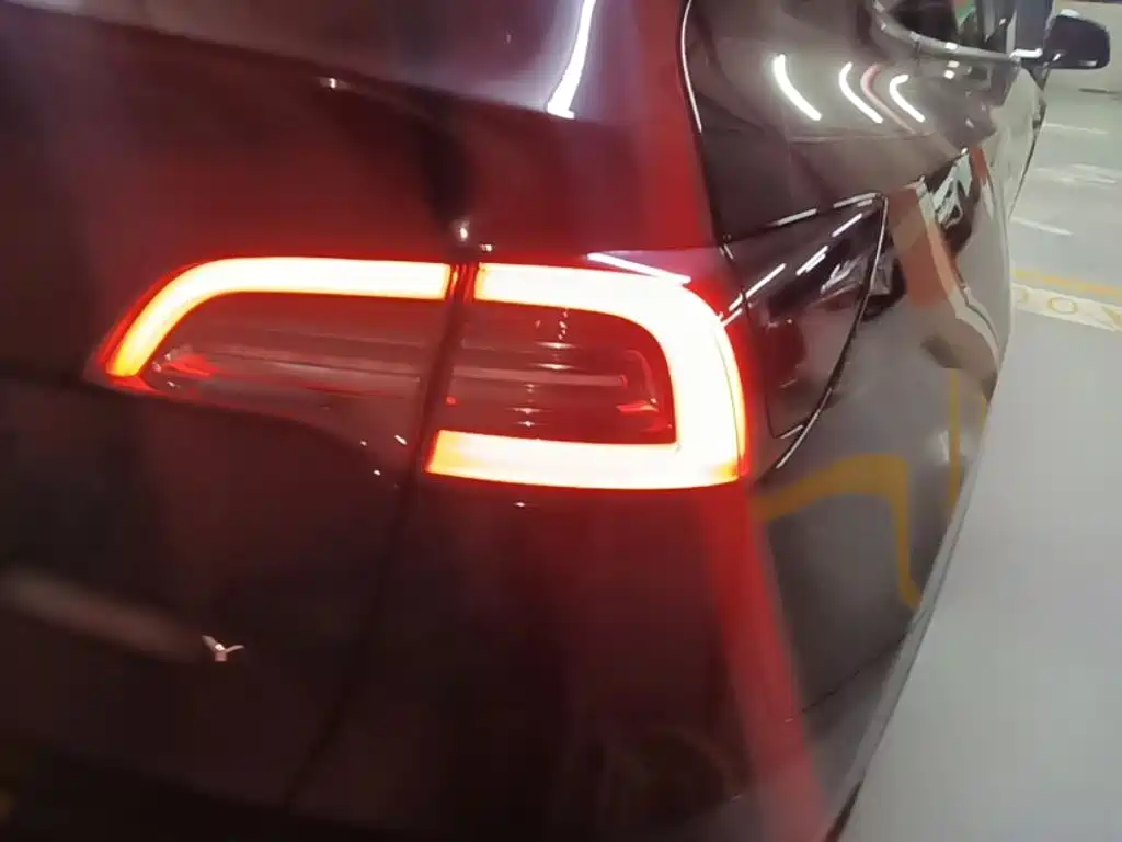 Tesla Model Y — миниатюра 8